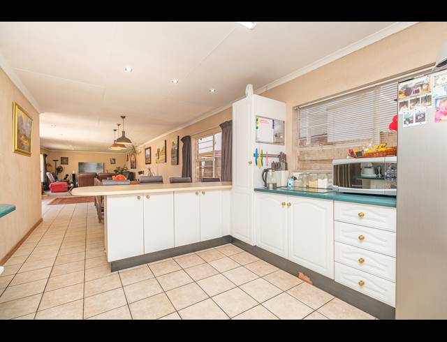 4 BEDROOM FREEHOLD FOR SALE IN WELTEVREDEN PARK